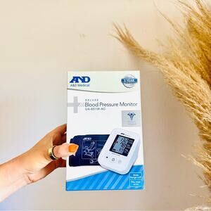 NEW A&D MEDICAL White Black Deluxe Blood Pressure Monitor Adjustable Cuff Travel